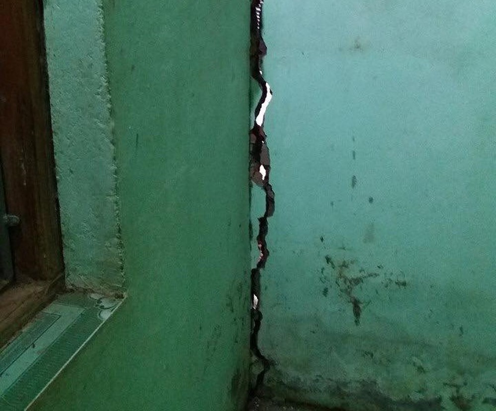 Hình ảnh 6: Đối với vết nứt sâu phải được sử dụng cách xử lí vết nứt tường một cách đúng quy trình